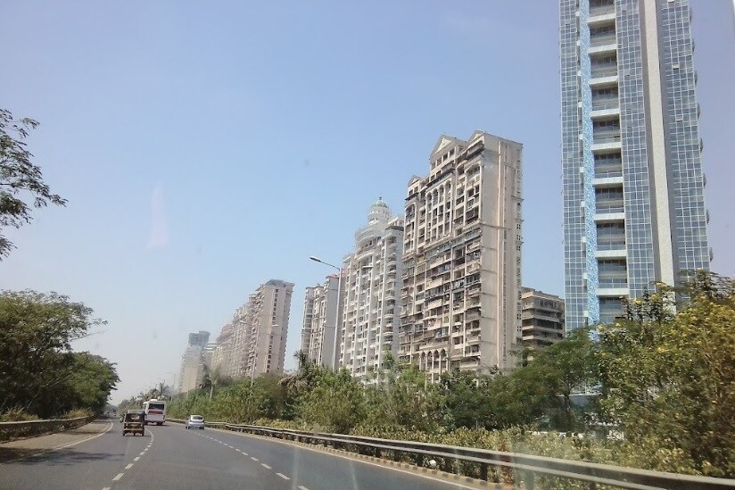 Palm Beach_a city street with a tall building